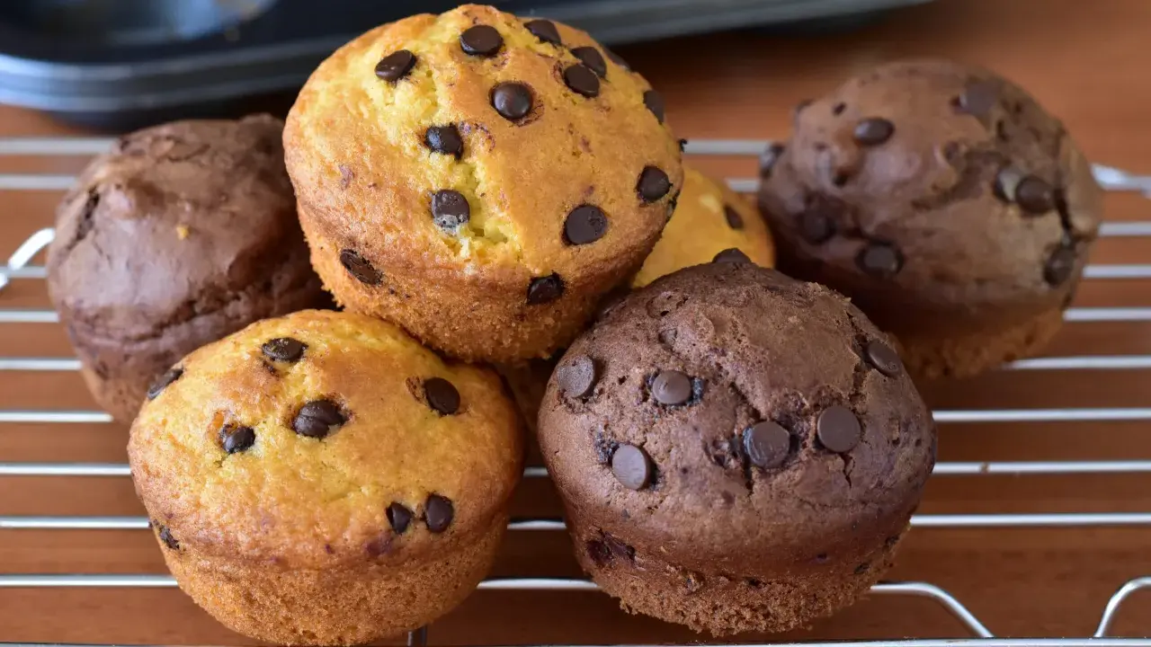 Muffin con uova di Pasqua, dolcetti al cioccolato e vaniglia pronti per essere gustati.