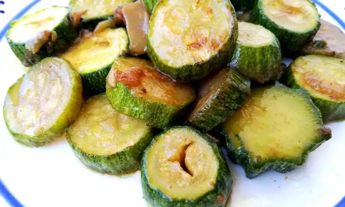 Zucchine in padella con cipolla, un contorno saporito e leggero, cotte fino a doratura.