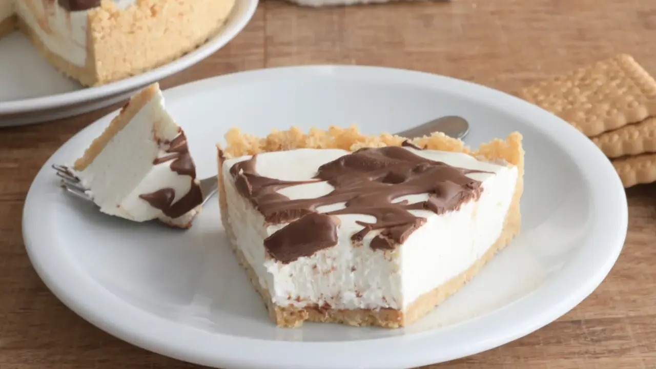 Una fetta di torta fredda allo yogurt con base croccante e golosa copertura al cioccolato.