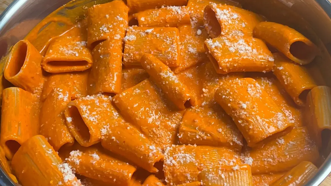 Rigatoni cremosi in salsa all'nduja, spolverati con parmigiano. Un piatto che scalda il cuore e il palato.