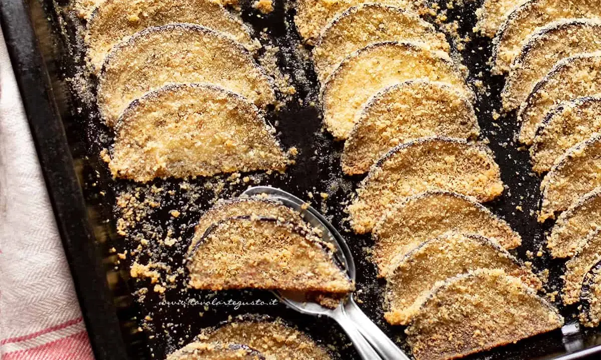 Melanzane gratinate al forno, dorate e croccanti, pronte per essere gustate.