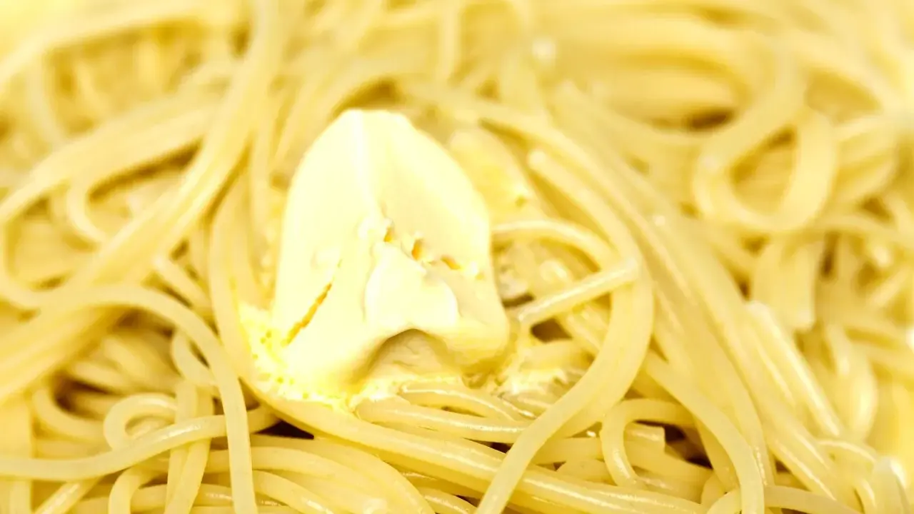 Un piatto di pasta in bianco con una generosa porzione di burro che si scioglie. Semplice e delizioso.
