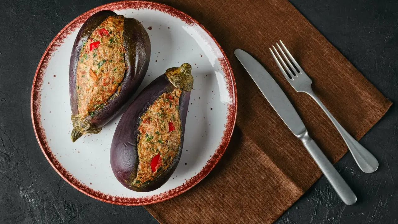 Melanzane ripiene al forno velocissime, un piatto gustoso e pronto in poco tempo.