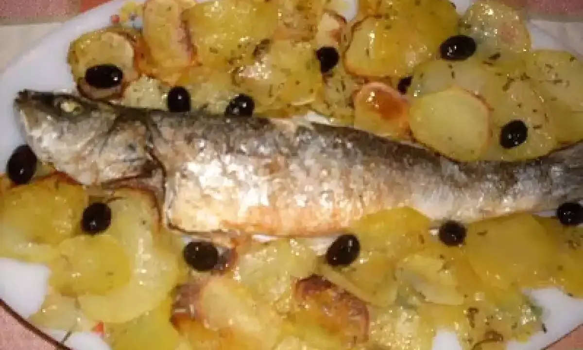 Branzino al forno con patate e olive nere, un piatto saporito e profumato, pronto per essere gustato.