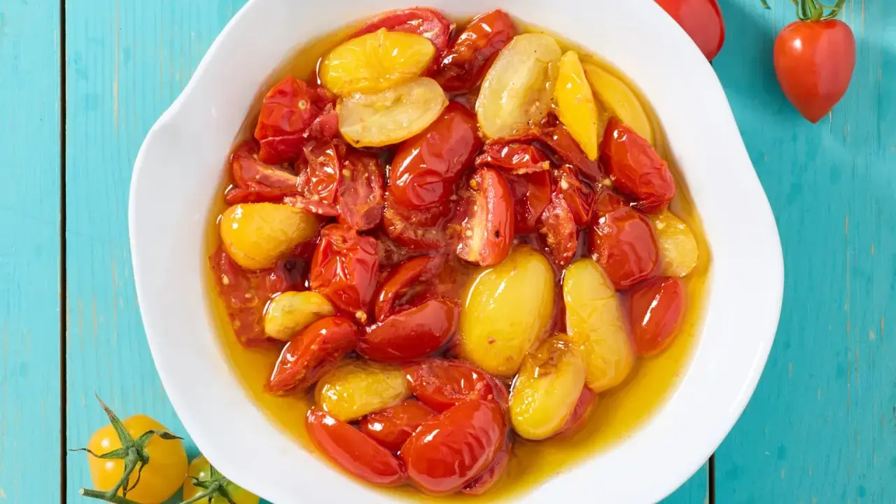 Pomodorini confit in friggitrice ad aria, rossi e gialli, succosi e dolci, pronti per insaporire ogni piatto.