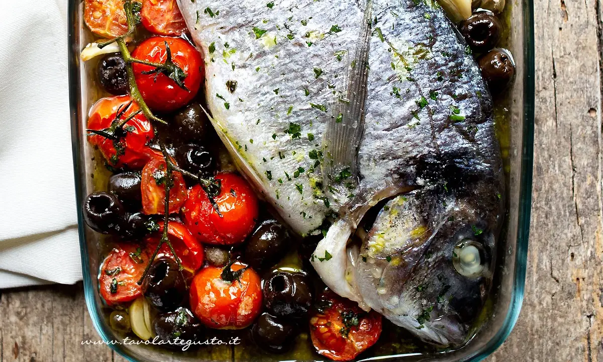 Orata al forno succulenta con pomodorini e olive nere, un piatto semplice e gustoso.