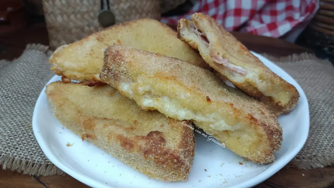 Mozzarella in carrozza dorata e filante, preparata nella friggitrice ad aria.