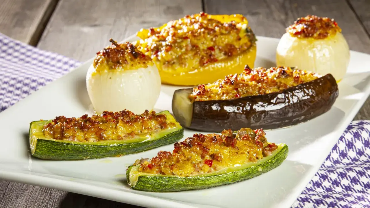 Deliziose verdure ripiene al forno: zucchine, melanzane, peperoni e cipolle dorate, un piatto invitante e saporito.