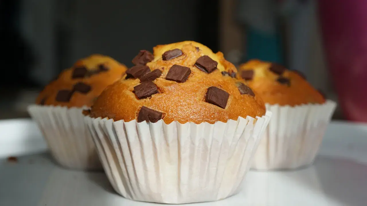 Tre soffici plumcake con gocce di cioccolato, pronti per essere gustati.