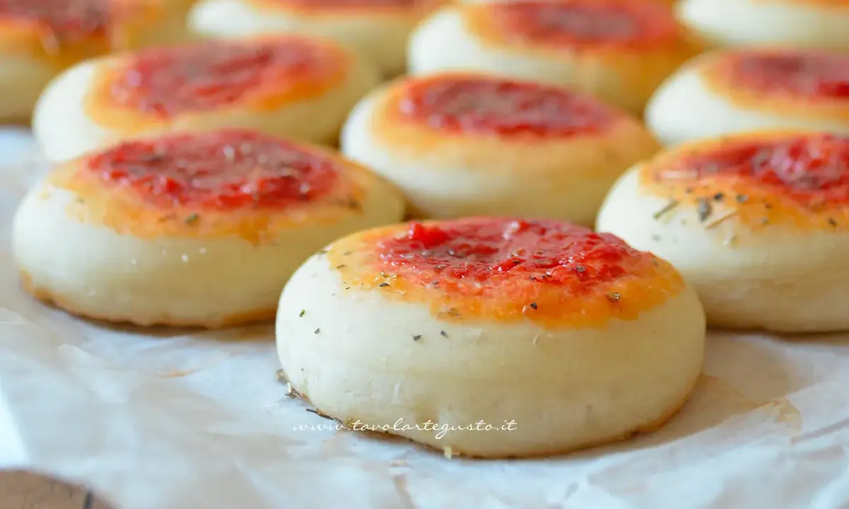 Deliziose pizzette fatte in casa, pronte per essere gustate. Un classico intramontabile per ogni occasione.