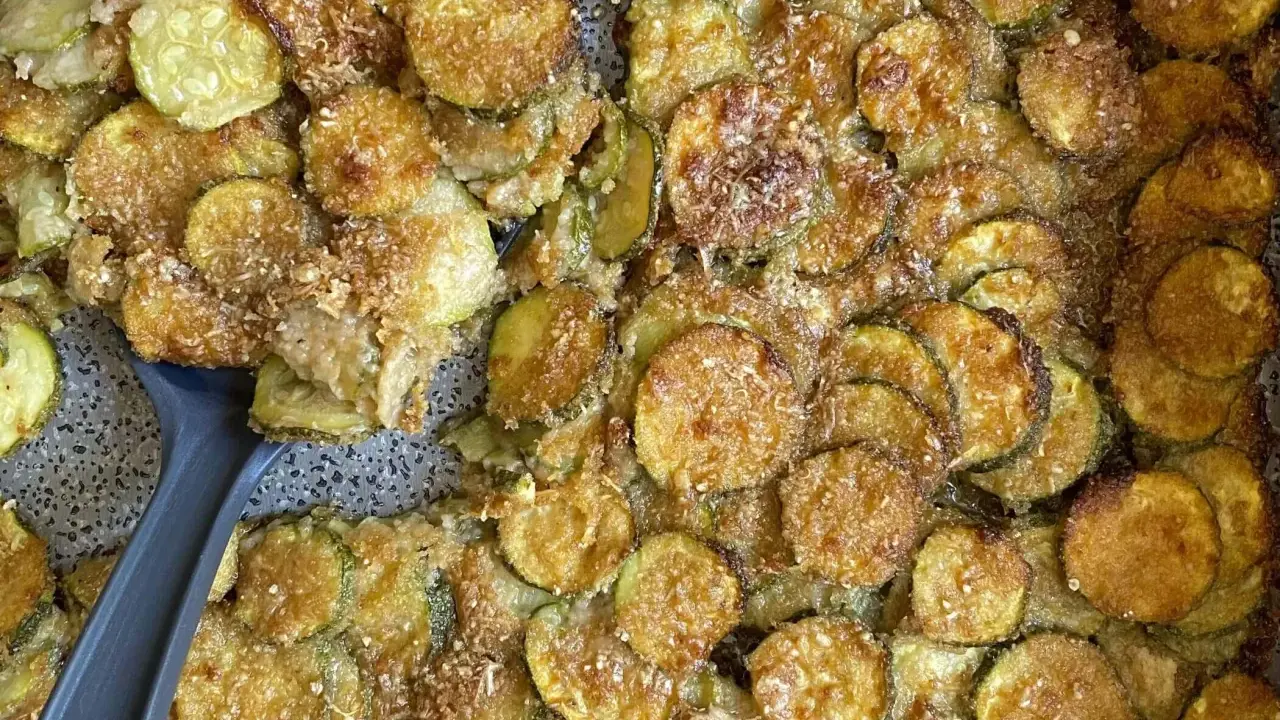 Fette di zucchine gratinate al forno, dorate e croccanti, pronte per essere servite.