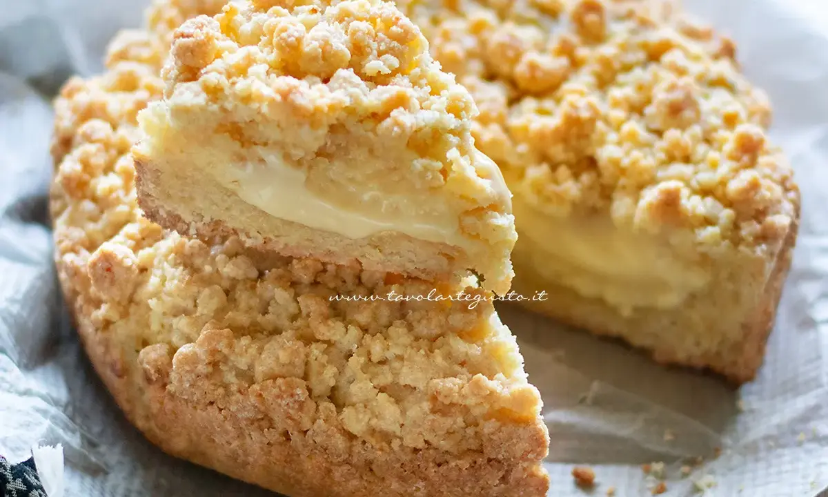 Sbriciolata alla crema, con la sua crosta dorata e il ripieno morbido e invitante, è pronta per essere gustata.