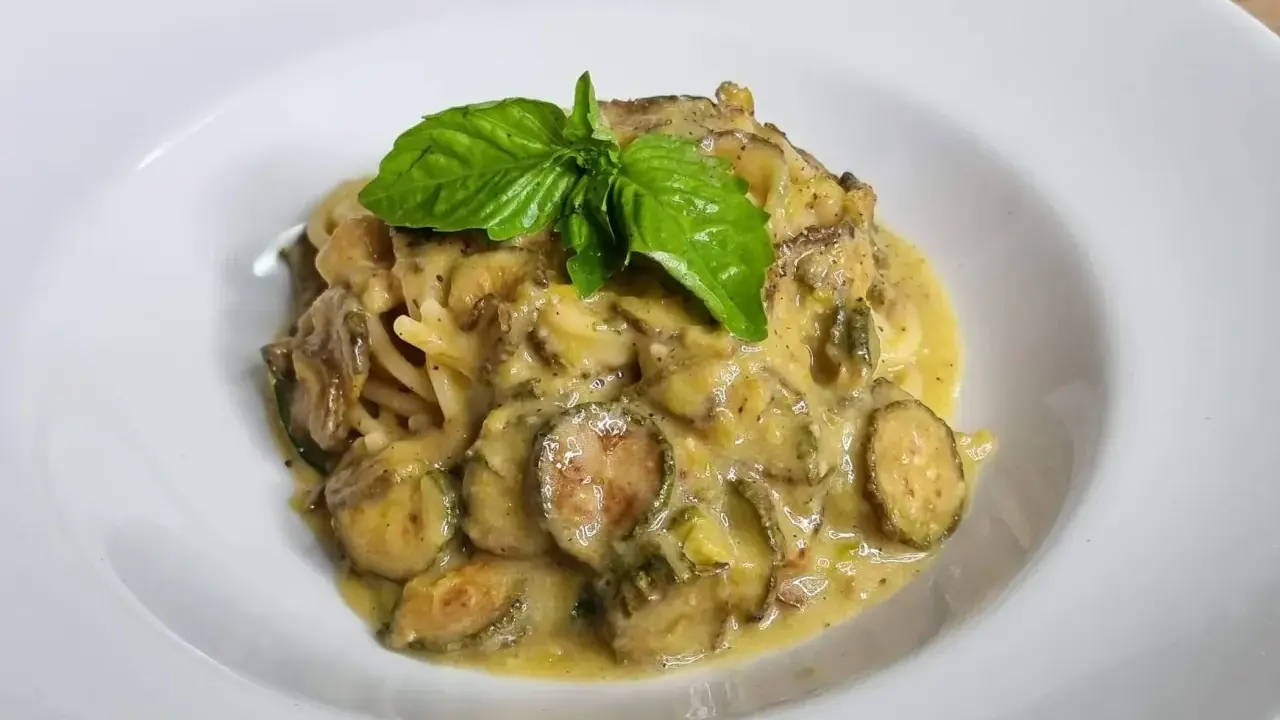 Spaghetti alla Nerano cremosi con zucchine e basilico fresco, un piatto che sa di estate.