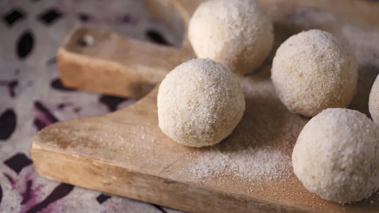 Polpette di riso avanzato, dorate e croccanti, pronte per essere gustate.
