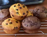 Muffin con uova di Pasqua, dolcetti al cioccolato e vaniglia pronti per essere gustati.