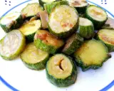 Zucchine in padella con cipolla, un contorno saporito e leggero, cotte fino a doratura.