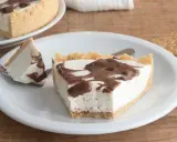 Una fetta di torta fredda allo yogurt con base croccante e golosa copertura al cioccolato.