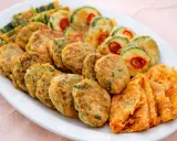 Piatto di frittelle di una volta: polpette verdi, zucchine con peperoncino e sfoglie dorate. Un tripudio di sapori e colori.
