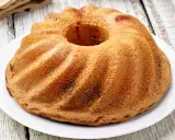 Ciambellone senza uova dorato e soffice, con la sua classica forma a ciambella, pronto per essere gustato.