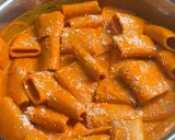 Rigatoni cremosi in salsa all'nduja, spolverati con parmigiano. Un piatto che scalda il cuore e il palato.