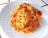 Spaghetti al tonno ricetta della nonna, un piatto gustoso e semplice, con pomodoro e tonno, guarnito con prezzemolo fresco.