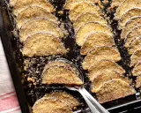 Melanzane gratinate al forno, dorate e croccanti, pronte per essere gustate.