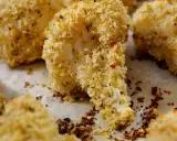 Cavolfiore al forno con pangrattato e formaggio, croccante e dorato, pronto per essere gustato.