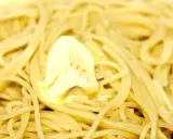 Un piatto di pasta in bianco con una generosa porzione di burro che si scioglie. Semplice e delizioso.