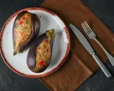 Melanzane ripiene al forno velocissime, un piatto gustoso e pronto in poco tempo.
