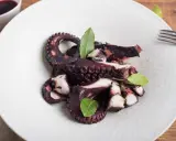 Polpo ubriaco ricetta: tentacoli succulenti e profumati, cotti a puntino e guarniti con foglie di alloro.