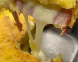 Un delizioso tortino di patate prosciutto e mozzarella filante, con la crosticina dorata e il formaggio che cola.