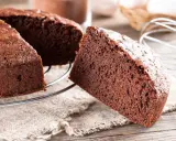 Una fetta di torta alla nutella soffice e golosa, appena sfornata, su una griglia di raffreddamento.