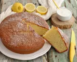 Una torta da colazione morbidissima, spolverata di zucchero a velo, con limoni e yogurt. Perfetta per iniziare la giornata con dolcezza.