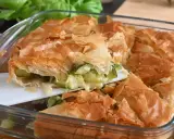 Torta salata con pasta sfoglia e zucchine, dorata e croccante, pronta per essere gustata.