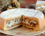 Una fetta di cassata al forno, con la sua crema vellutata e gocce di cioccolato, spolverata di zucchero a velo.