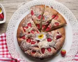 Torta di fragole e yogurt, soffice e profumata, cosparsa di zucchero a velo e decorata con un fiore. Perfetta per una colazione o merenda.