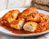Totani al forno ripieni, un piatto succulento con un ripieno saporito, immersi in una ricca salsa rossa.