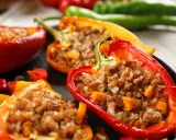 Peperoni ripieni senza carne, un piatto colorato e saporito. Peperoni rossi, gialli e arancioni farciti con un gustoso ripieno.