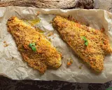 Filetti di orata al forno con crosta croccante, serviti su carta da forno.