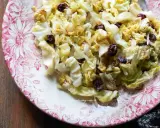Verza in padella con uvetta, un contorno saporito e colorato servito su un piatto decorato.