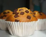 Tre soffici plumcake con gocce di cioccolato, pronti per essere gustati.