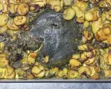 Rombo al forno con patate dorate e cipolle caramellate, un piatto succulento e profumato pronto per essere gustato.