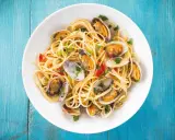 Spaghetti alle vongole surgelate, un piatto gustoso e veloce da preparare, con pasta dorata e molluschi succulenti.