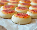 Deliziose pizzette fatte in casa, pronte per essere gustate. Un classico intramontabile per ogni occasione.