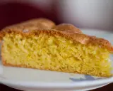 Una fetta di torta soffice e dorata, preparata con farina di mandorle, su un piatto bianco.