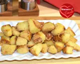 Patate sabbiose in padella, dorate e croccanti, servite su un piatto bianco. Un contorno irresistibile per ogni pasto.