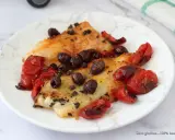 Delizioso merluzzo in friggitrice ad aria, condito con pomodorini e olive nere. Un piatto leggero e saporito.