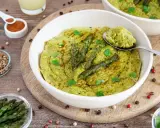 Delizioso flan di asparagi, guarnito con punte di asparagi freschi e prezzemolo, pronto per essere gustato.