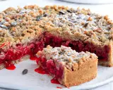 Sbriciolata con ripieno succoso di frutti rossi, cosparsa di zucchero a velo e semi. Perfetta per celebrare la Pasqua con un tocco goloso.