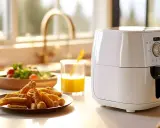 Melanzane croccanti e dorate, appena sfornate dalla friggitrice ad aria, pronte per essere gustate.